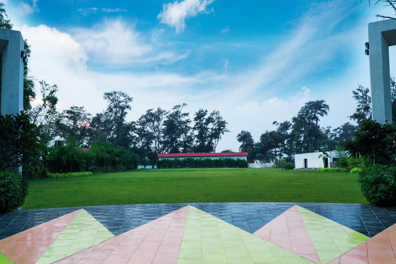 Shanti Resorts Valsad Extérieur photo